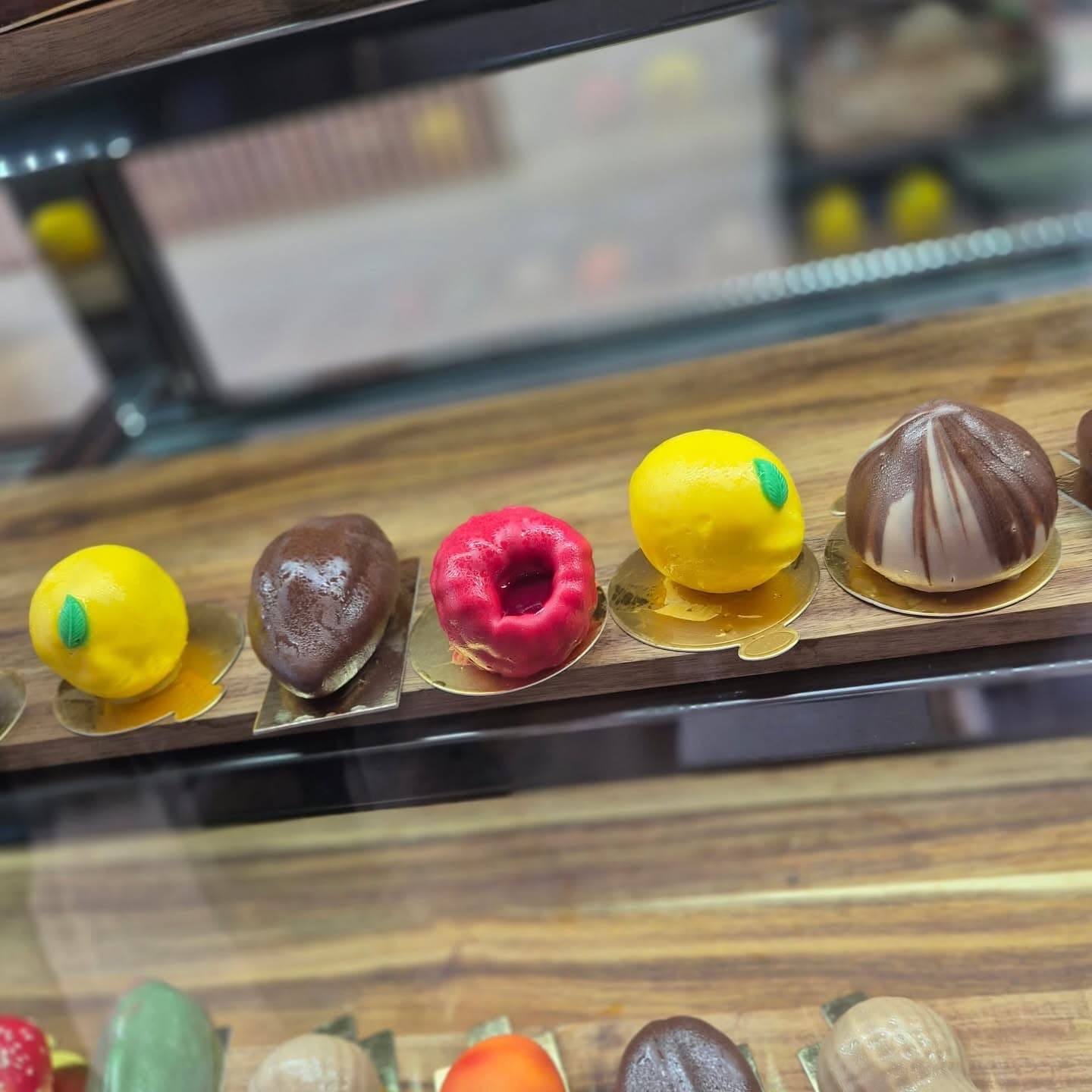 Cinq trompe-l’œil de près : citron, poire au chocolat, framboise, citron et marron