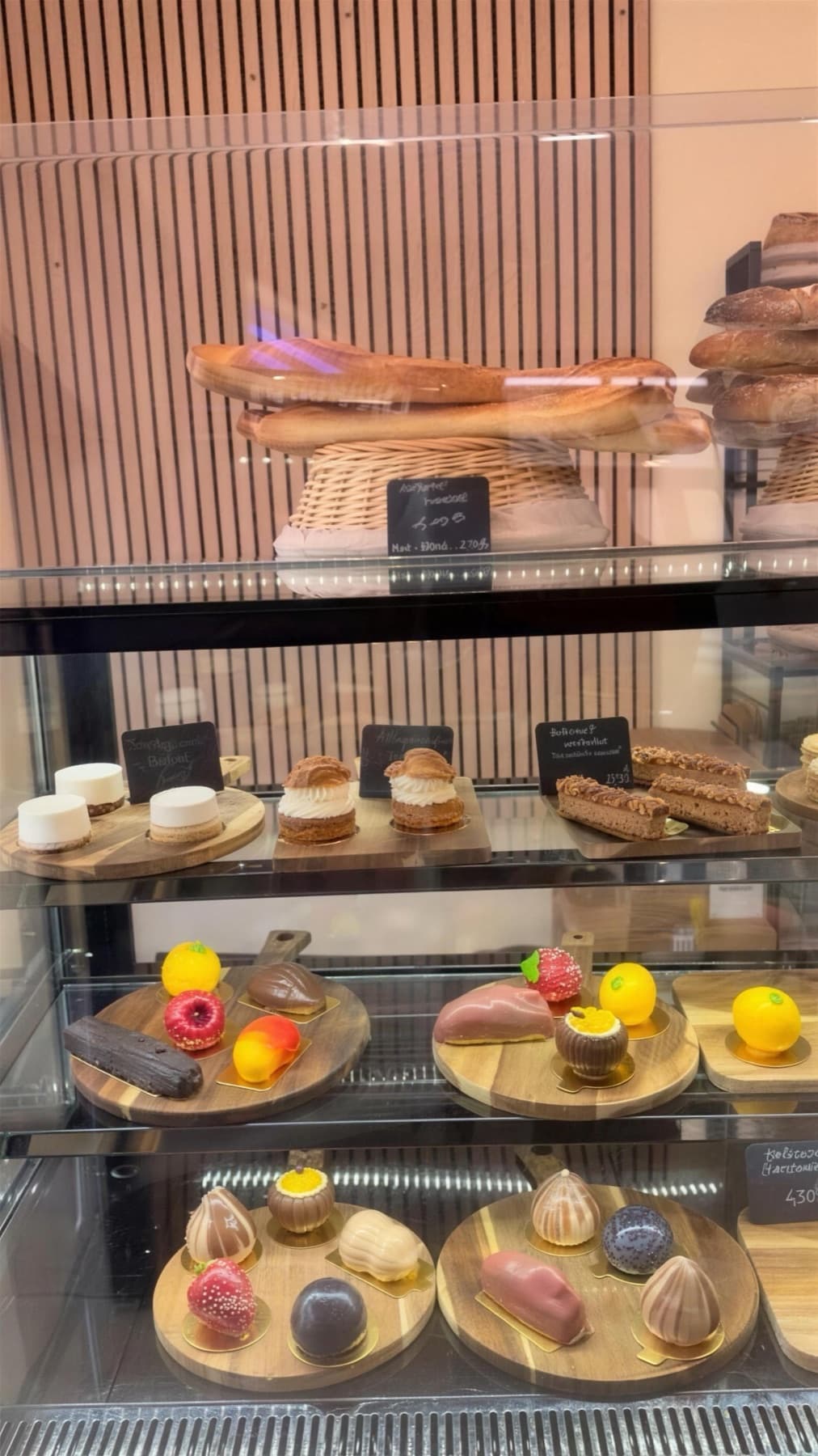 La vitrine de pâtisserie sur quatre niveaux, entremets trompe-l’œil au premier plan