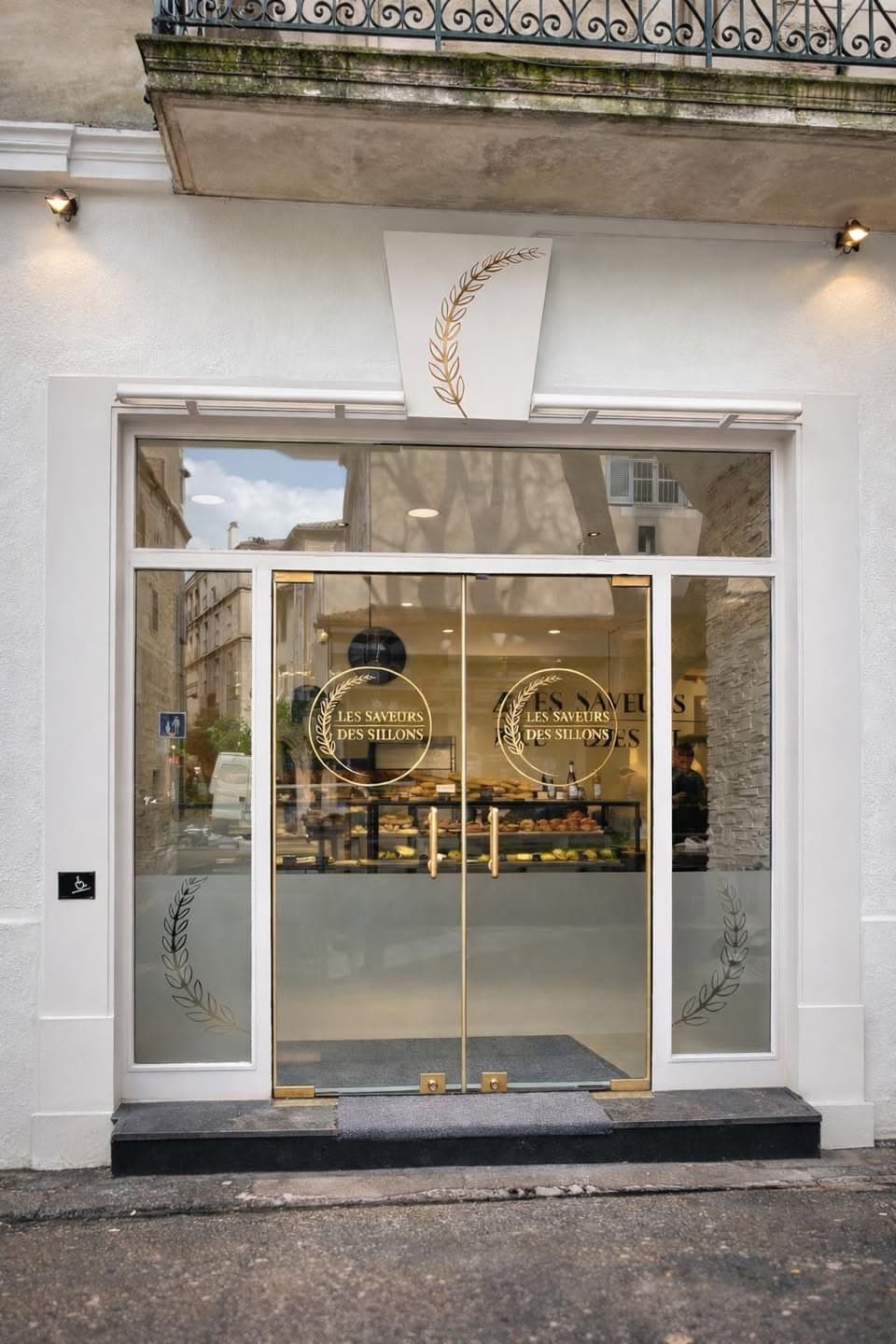 La devanture boulevard Raspail, portes vitrées cerclées d’or et épi de blé gravé sur l’enseigne